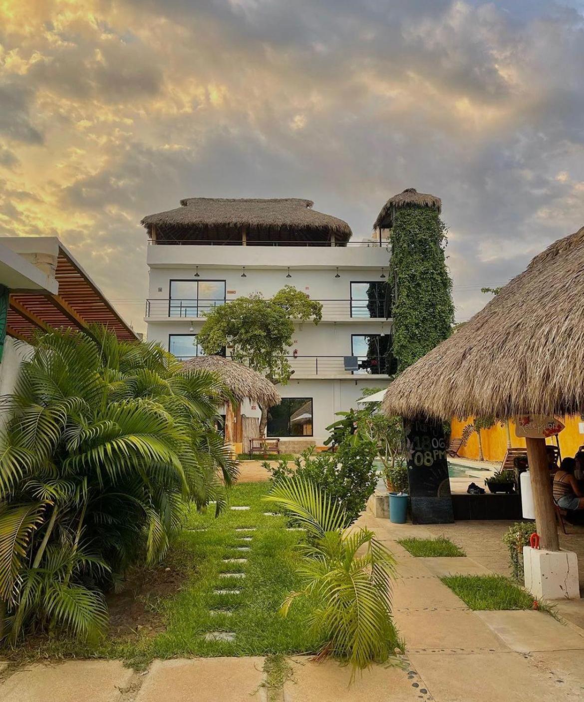 Surfnest Tamarindos Hostel Brisas de Zicatela Exterior photo